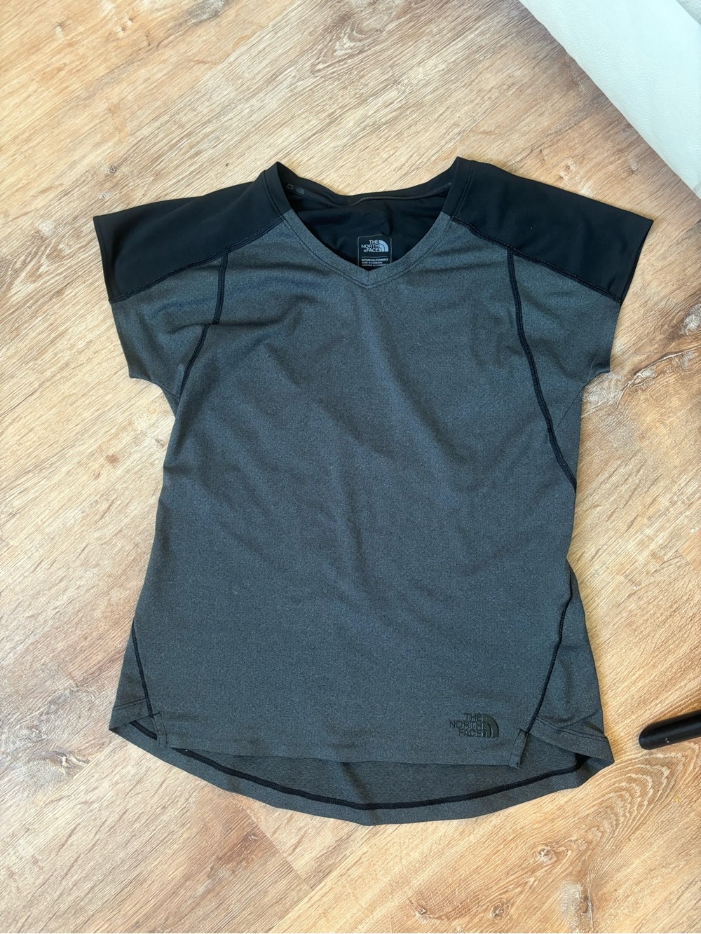 The North Face Black & Charcoal Athletic V-Neck Tee Womens size small